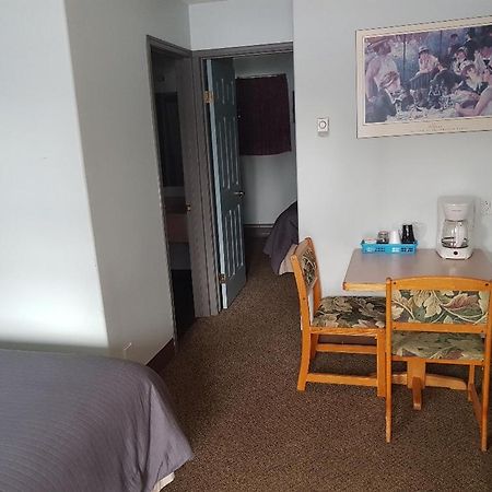 Anchor Riverfront Motel Sicamous Eksteriør bilde