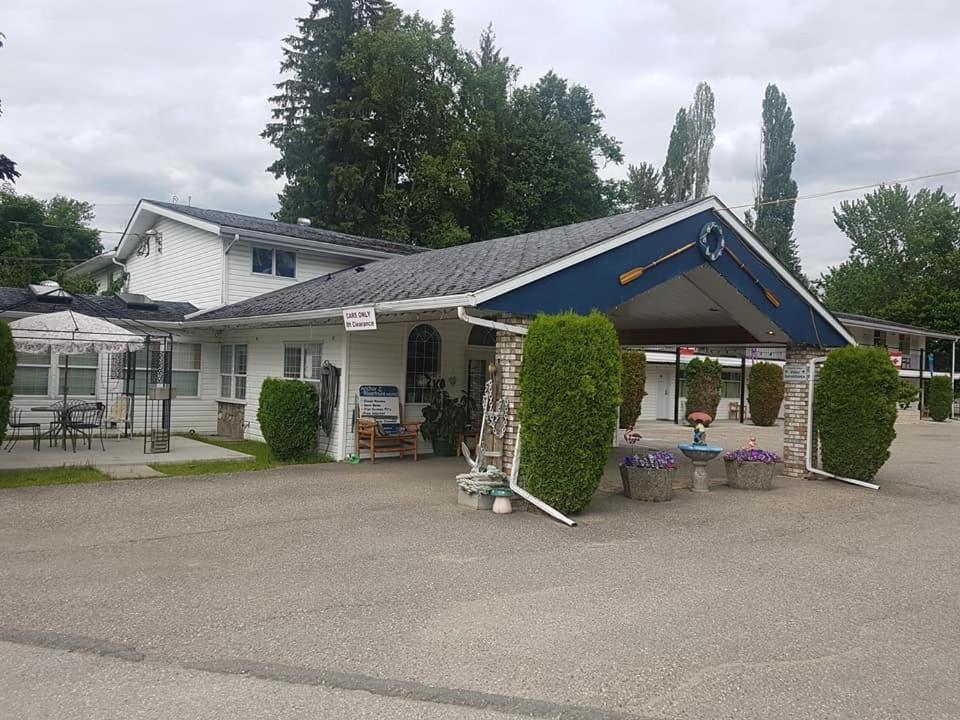 Anchor Riverfront Motel Sicamous Eksteriør bilde