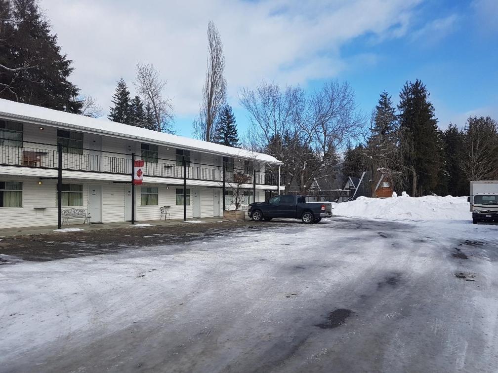 Anchor Riverfront Motel Sicamous Eksteriør bilde