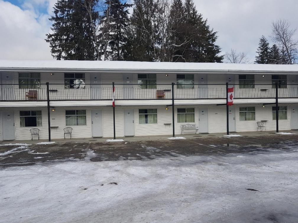 Anchor Riverfront Motel Sicamous Eksteriør bilde