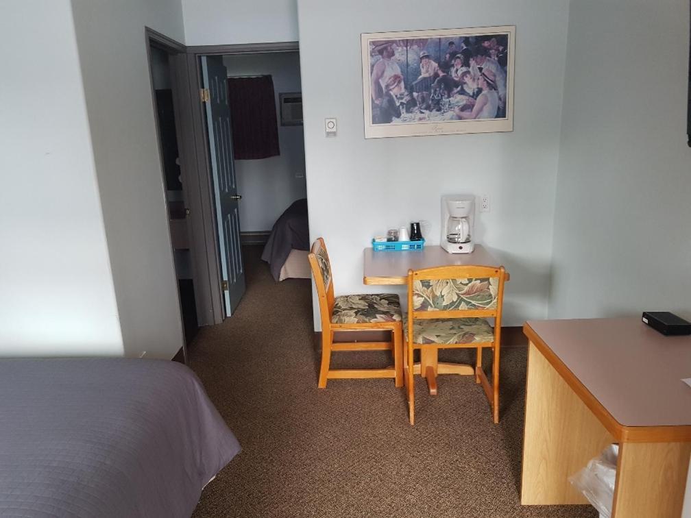 Anchor Riverfront Motel Sicamous Eksteriør bilde