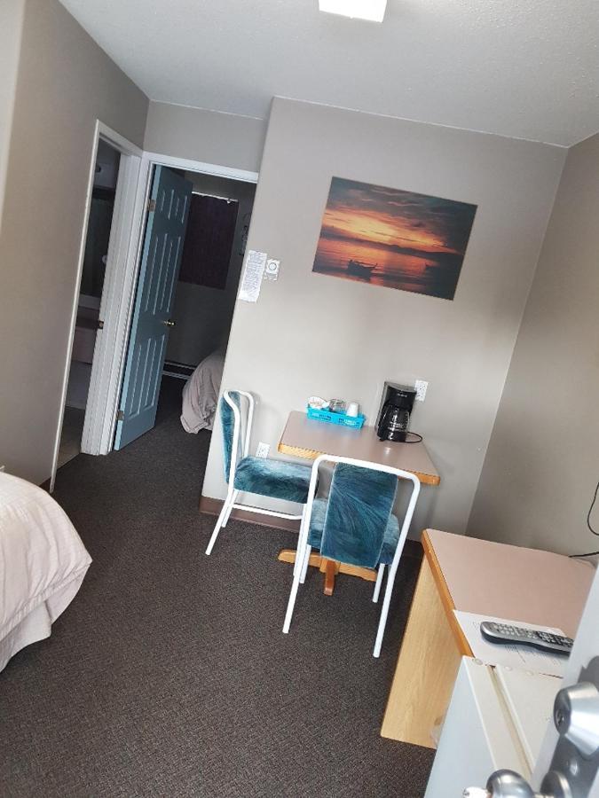 Anchor Riverfront Motel Sicamous Eksteriør bilde