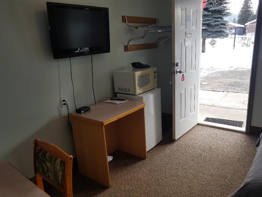 Anchor Riverfront Motel Sicamous Eksteriør bilde